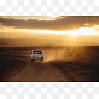 夕阳沙漠道路轿车