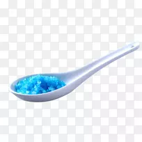 汤匙盐蓝色水晶-勺子中的蓝色结晶盐