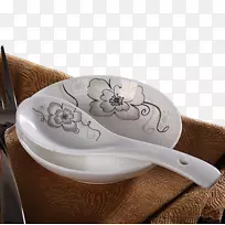 餐具陶瓷马桶座碟和勺子