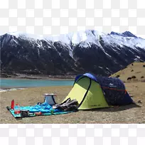 帐篷野营凯丘亚十项全能雪帐篷在草地上