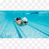 游泳池前爬行运动女子-游泳