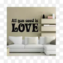 墙上贴着装饰的客厅，你所需要的只是爱披头士乐队-你所需要的就是爱。