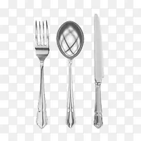 银色刀叉和不锈钢汤勺排列着