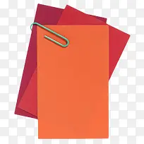 用回形针固定的红色便笺纸实物