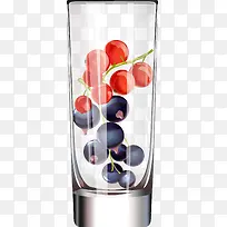 装有蔓越莓黑莓的玻璃杯