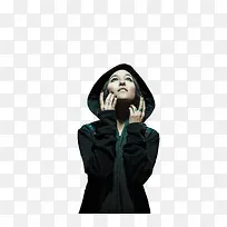 带帽仰头个性女生