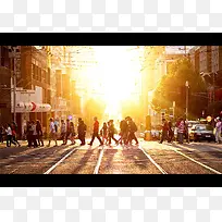 繁华都市行人过马路黄色太阳光光效