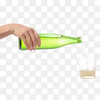 手拿着绿色玻璃瓶倒出的苏打气泡