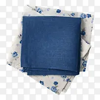 白色带花朵图案的抹布和蓝色毛巾