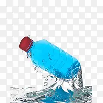 蓝色解渴从水中拿起的一瓶饮料实