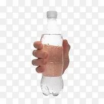 透明解渴手拿着冷藏的一瓶饮料实