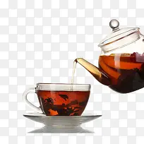 玻璃茶壶往玻璃茶杯里倒茶