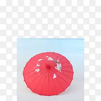 沙滩上的红色纸伞
