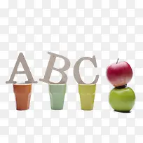 水杯里的ABC及旁边的苹果
