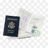 蓝色美国护照压着翻开的护照实物