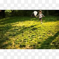 夏日摄影儿童奔跑草坪效果