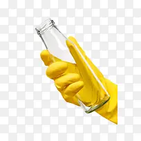 戴着黄色塑胶手套拿着透明玻璃瓶