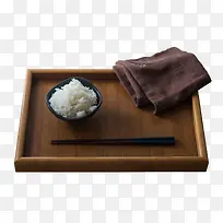 木盘子里的白色米饭