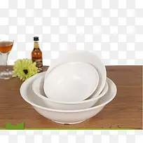 桌子上的花和圆形汤碗