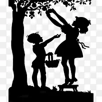 树下摘果实的小男孩和小女孩剪影