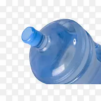 透明解渴蓝色家庭装倾斜的塑料瓶