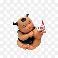 石膏彩绘手拿小老鼠玩具看的小孩