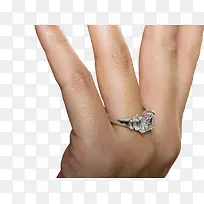带钻石戒指的手