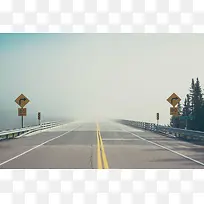 雾蒙蒙的高速公路