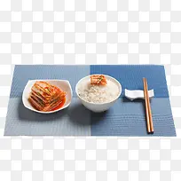 白色米饭配辣白菜