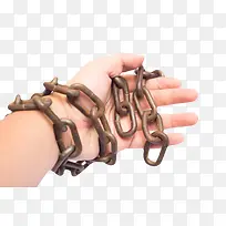 金属元素生锈的铁手绕着铁链实物