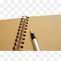 一本书和一支钢笔