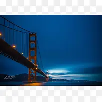 蓝色夜空城市大桥