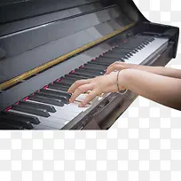 优雅美女弹钢琴的双手特写