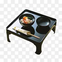 黑色小茶几上的黑色碗和筷子