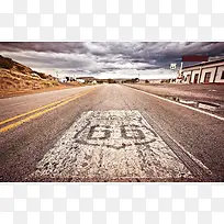 天空下空旷的道路
