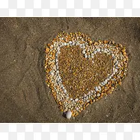 沙滩上的心形石头摄影