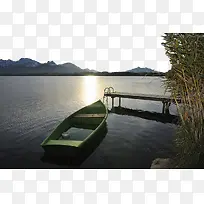 夕阳中孤独的木筏船