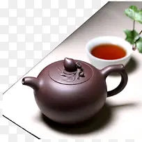 桌子上的茶壶和茶