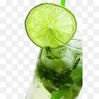 插在杯子上的柠檬片