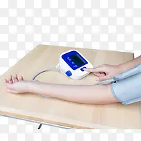 桌子上检查血压的手