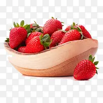 一个船型木盘装满了草莓