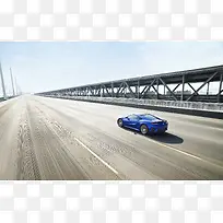 高速中奔驰的蓝色轿车