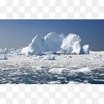 雪山浮冰水面北极