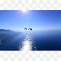 蓝色海面上的降落伞海报背景