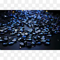 蓝色形状不一的水晶颗粒