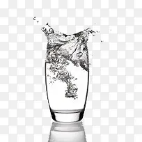 透明水杯泼水