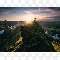 夕阳站在山顶上的人