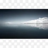 阴天白云黑色大海
