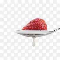 汤勺里的牛奶和草莓