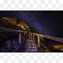 夜空下的山间木桥海报背景